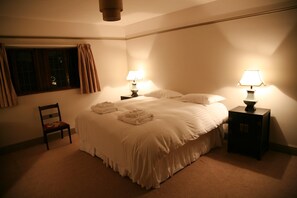 Family Cottage | Individually decorated, individually furnished, iron/ironing board - Thornton Manor Estates (Wirral)