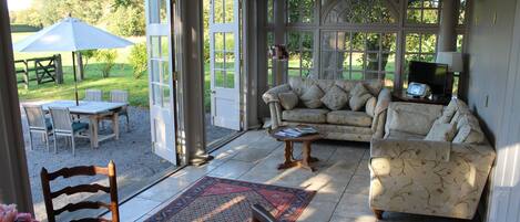 Deluxe Cottage | Living area | 33-inch flat-screen TV with digital channels, TV