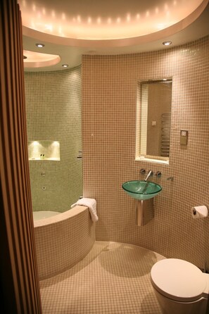 Classic Cottage | Bathroom | Combined shower/tub, free toiletries, towels, soap - Thornton Manor Estates (Wirral)