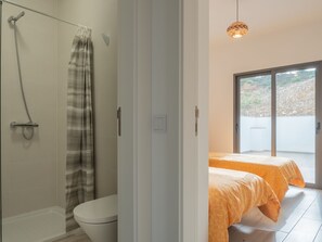 Dusche, Bidet, Handtücher, Seife