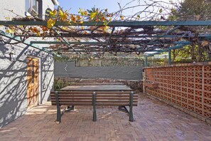 Basic House | Terrace/patio - Bradwell House by HostAgents (Cape Town)