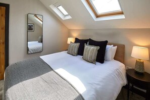 6 bedrooms, desk, iron/ironing board, free WiFi