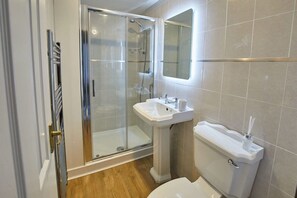 Bathtub, hair dryer, towels, soap - Host & Stay | Raven House (Robin Hood's Bay)