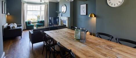 Een televisie, een open haard en een kantoor