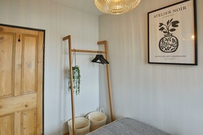 6 bedrooms, desk, iron/ironing board, free WiFi - Host & Stay | Raven House (Robin Hood's Bay)