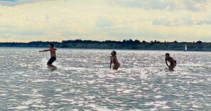 Beach nearby - 2026 JUST Released 8 Guest Beach House w/Arcade, Gym, Pool, Yard & pickleball (Port Sranley)