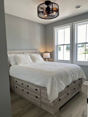 3 bedrooms, free WiFi, bed sheets - 2026 JUST Released 8 Guest Beach House w/Arcade, Gym, Pool, Yard & pickleball (Port Sranley)