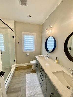 Combined shower/bathtub, hair dryer, towels, toilet paper - 2026 JUST Released 8 Guest Beach House w/Arcade, Gym, Pool, Yard & pickleball (Port Sranley)