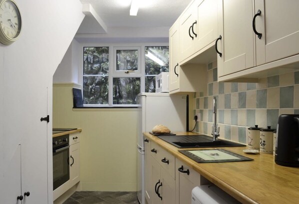 House | Private kitchen | Fridge, microwave, oven, stovetop