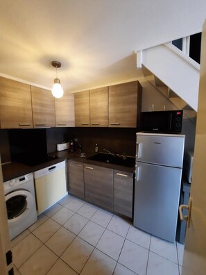 Réfrigérateur, micro-ondes, four, plaque de cuisson