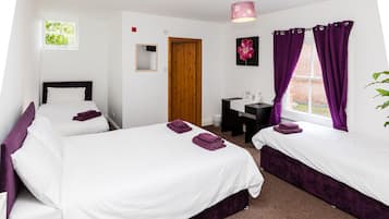 Kamar Quadruple Basic | Ruang kerja ramah laptop dan seprai linen