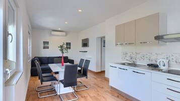 House | Private kitchen | Fridge, microwave, oven, stovetop