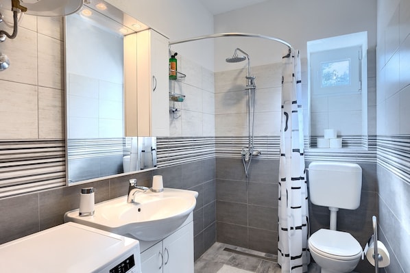 Casa | Baño | Regadera, secadora de cabello, toallas 