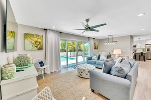 Smart TV - Updated Home with Outdoor Dining and heated Pool! 2 Minutes to Beach! - Native S (Holmes Beach)