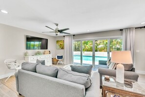 Smart TV - Updated Home with Outdoor Dining and heated Pool! 2 Minutes to Beach! - Native S (Holmes Beach)