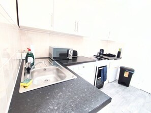 Refrigerador, lavavajillas y comedor 