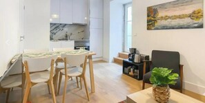 Apartamento clássico | Opções para refeição no quarto