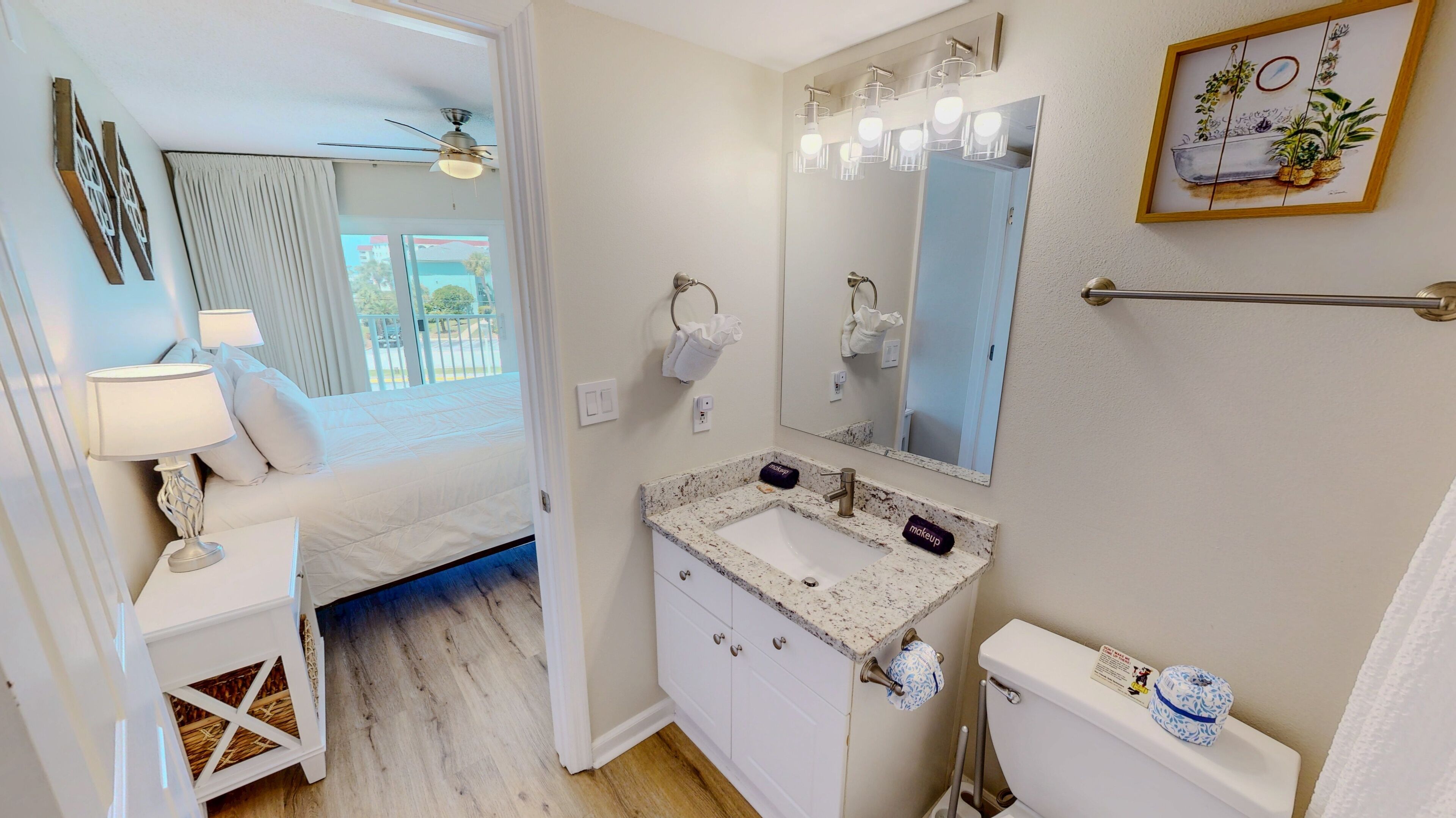 Une salle de bain avec un lavabo, un miroir et des toilettes.