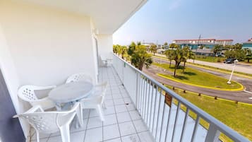 Kondominium, 2 kamar tidur | Tempat makan outdoor