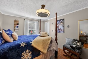 House, 4 Bedrooms | 4 bedrooms, laptop workspace, iron/ironing board, cots/infant beds - Twin Ponds Retreats 4 Bedroom Retreat by RedAwning (Whittier)