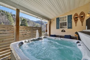 House, 4 Bedrooms | Outdoor spa tub