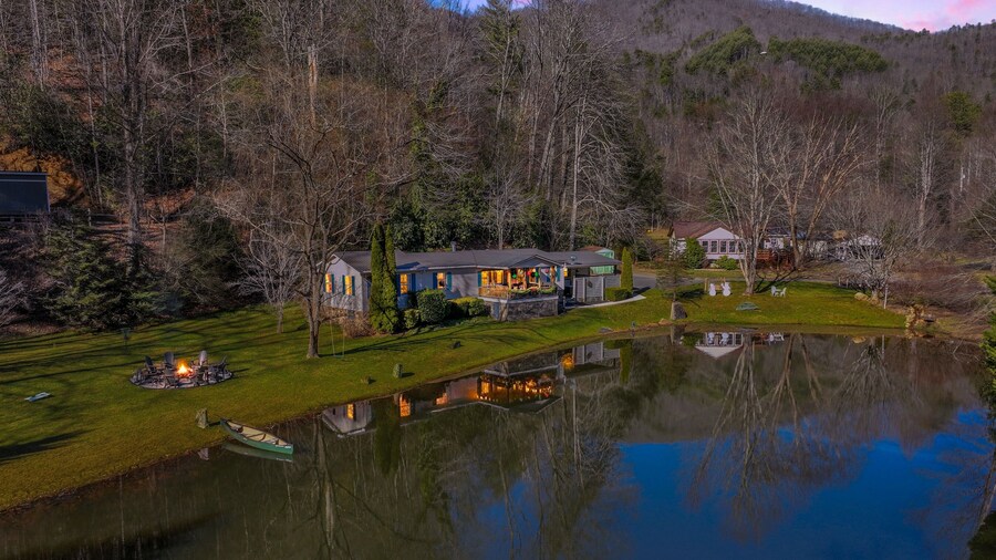 Twin Ponds Retreat-Pond/Hot Tub/Fire Pit/Game Room/Pet Friendly by RedAwning