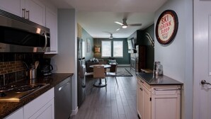 Condo, 1 phòng ngủ | Bếp riêng | Dụng cụ pha cà phê/trà, lò nướng, lò nướng bánh mì 