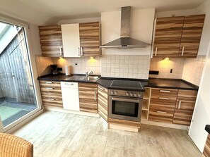 Frigorífico, horno, placa de cocina y lavavajillas