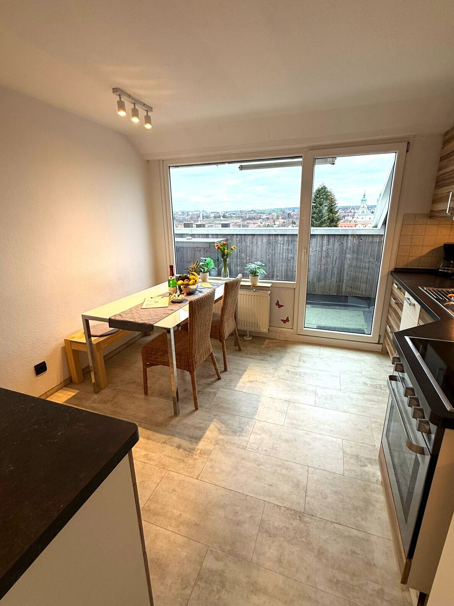 Kjøleskap, ovn, kokeplater og oppvaskmaskin