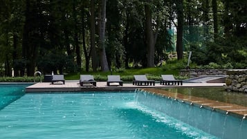 Alberca al aire libre por temporada y camastros