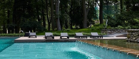 Sesongbasert utendørsbasseng og solsenger