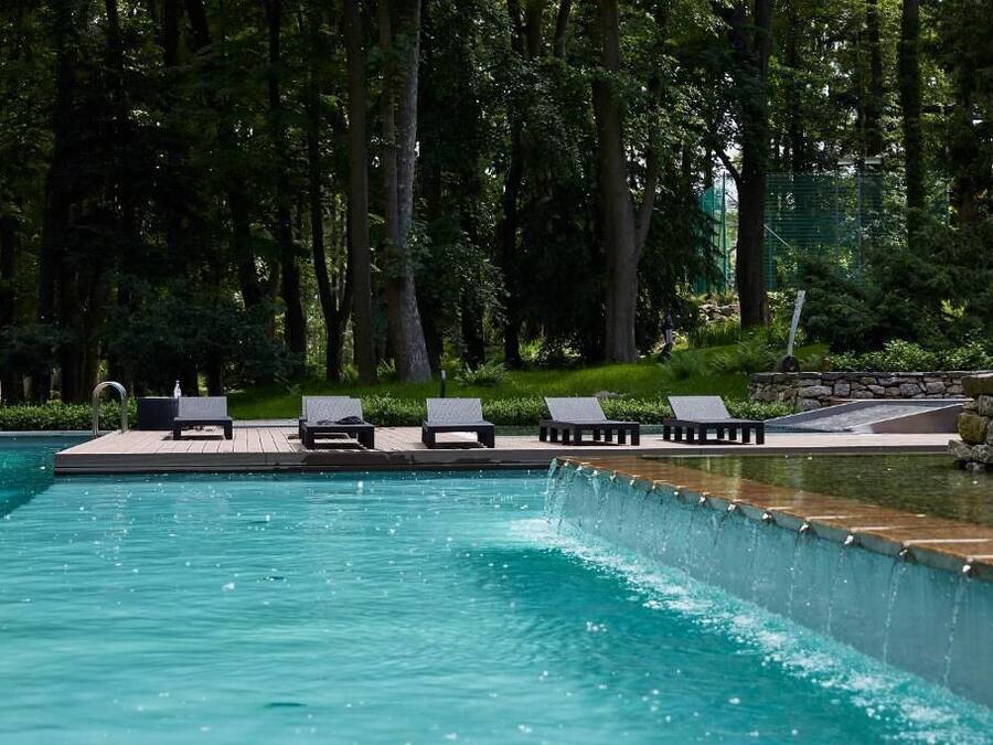 Piscina a l'aire lliure de temporada i gandules