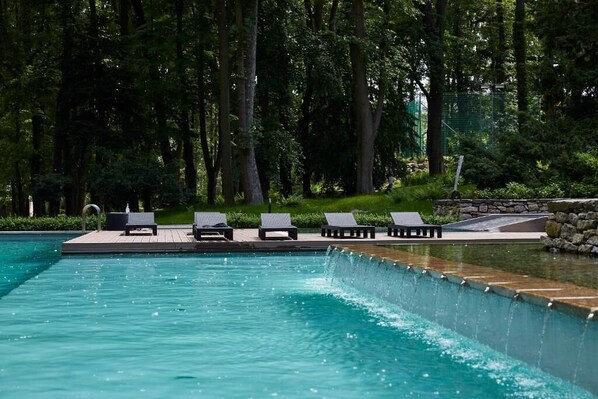 Piscine extérieure (ouverte en saison), chaises longues