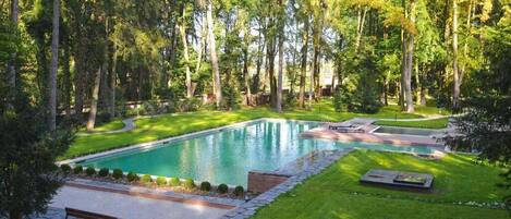 Außenpool (je nach Saison geöffnet), Liegestühle