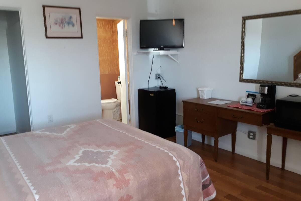 Single Queen (Dog Receptive) | Iron/ironing board, free WiFi, bed sheets