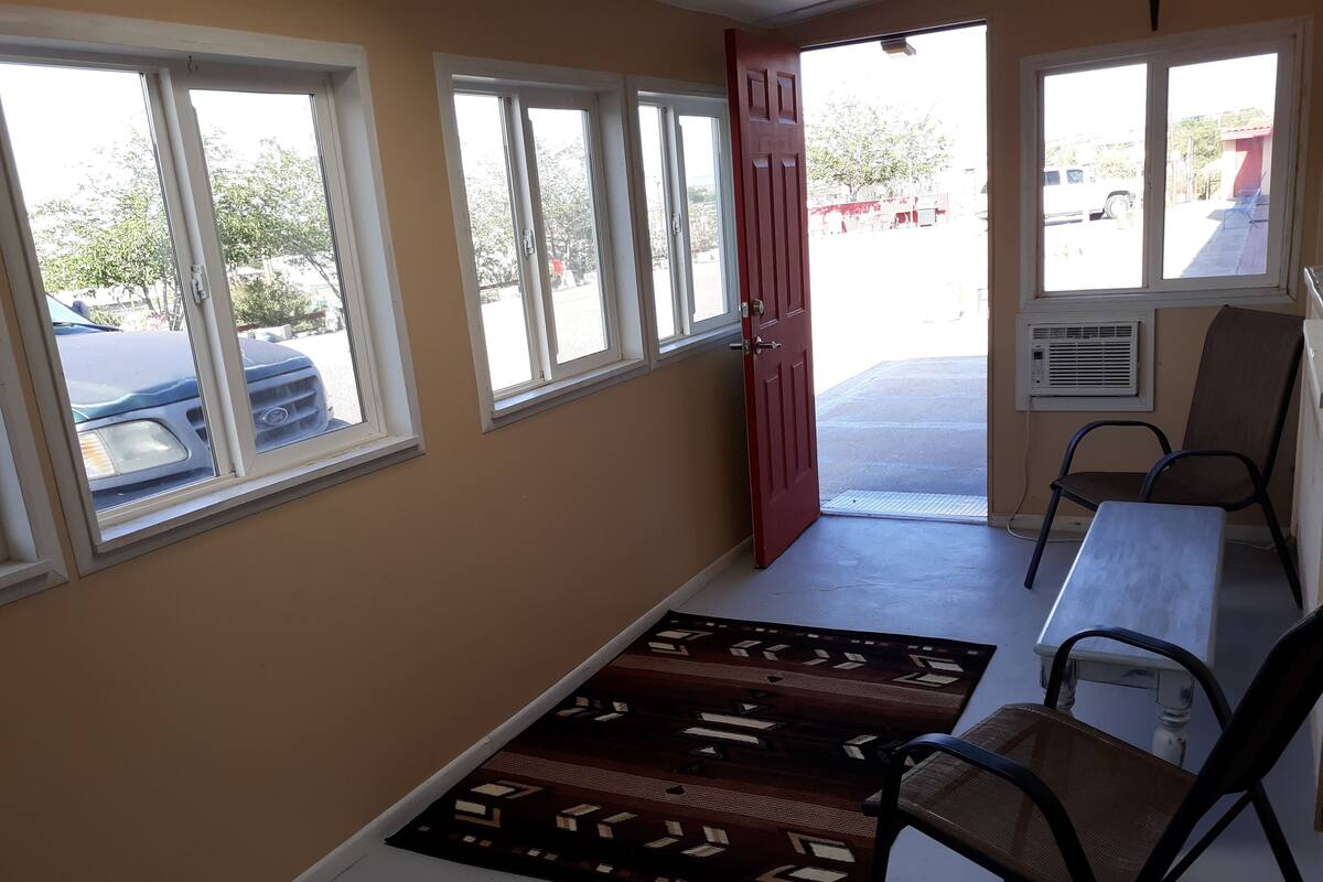 Elite Suite w Single Queen w/Sun Room & oversized chair (No Pets) Mtn. View | Terrace/patio