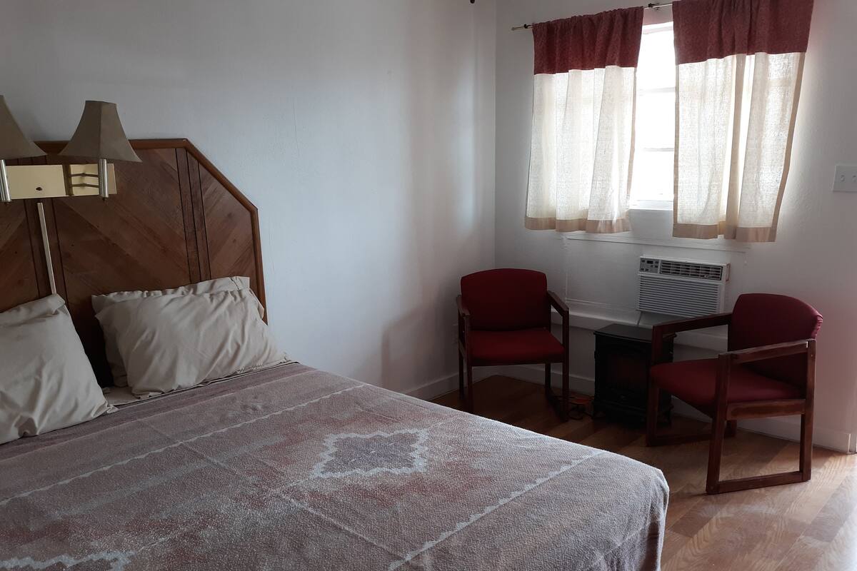 Single Queen larger (Dog Receptive) | Iron/ironing board, free WiFi, bed sheets
