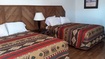 Eenvoudige tweepersoonskamer, 2 queensize bedden, niet-roken, uitzicht op bergen | Een strijkplank/strijkijzer, gratis wifi, beddengoed