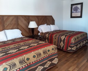 Quarto casal básico, 2 camas Queen, para não fumantes, vista para a montanha | Ferros/tábuas de passar roupa, Wi-Fi de cortesia, roupa de cama