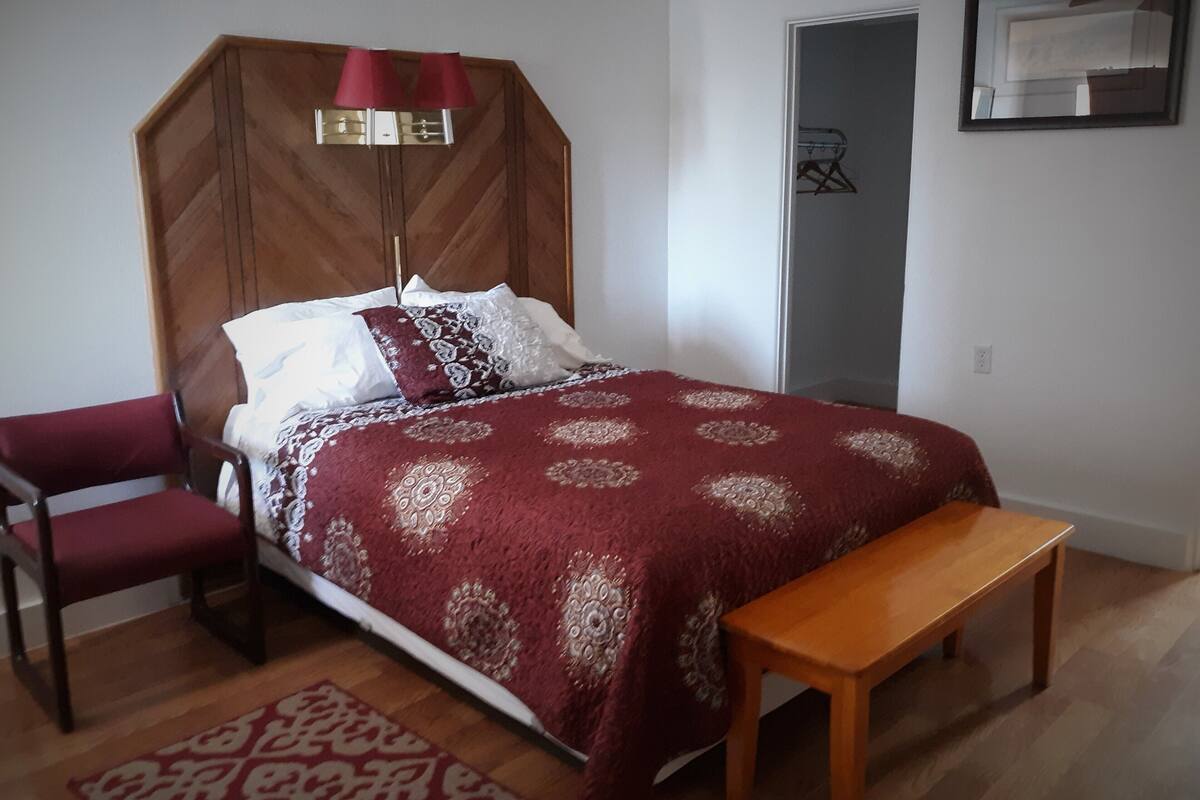Grand Single Queen (No Pets) Mtn View | Iron/ironing board, free WiFi, bed sheets