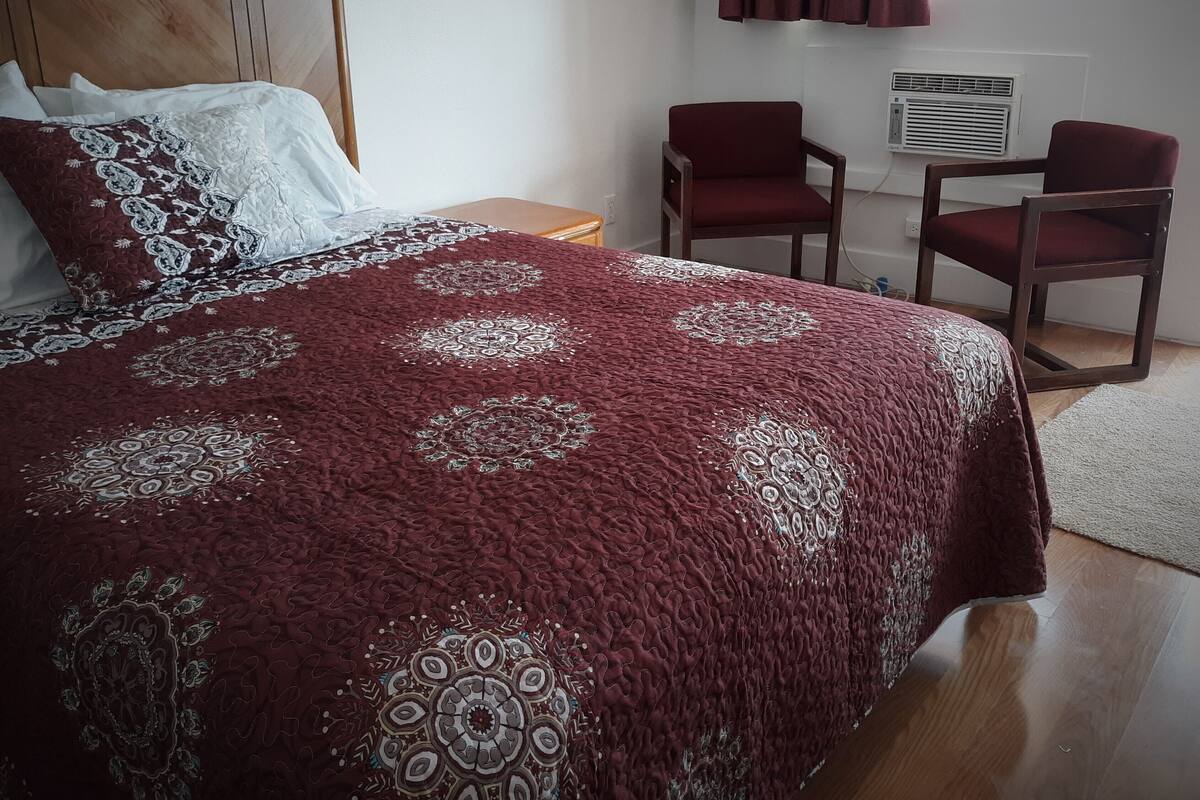 Executive Suite Single Queen w table & chairs, (No Pets) Mtn View | Iron/ironing board, free WiFi, bed sheets