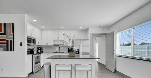 Classic House | Private kitchen | Stovetop, toaster, toaster oven, cleaning supplies - 3-storey Home with Beautiful Lake View (Deerfield Beach)