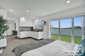 Classic House | 4 bedrooms, iron/ironing board, free WiFi, bed sheets - 3-storey Home with Beautiful Lake View (Deerfield Beach)