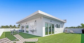 Exterior - 3-storey Home with Beautiful Lake View (Deerfield Beach)