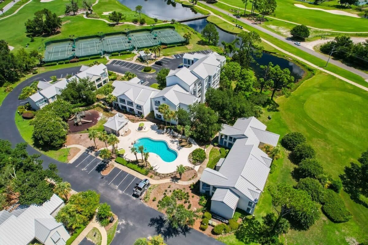 Beautiful PCB Condo w/ Pvt Balcony & Shared Pool