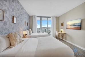 Skrivebord, strykejern/-brett, reiseseng for barn og wi-fi