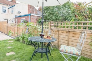 Outdoor dining - Victoria Cottage, Saxmundham (Saxmundham)