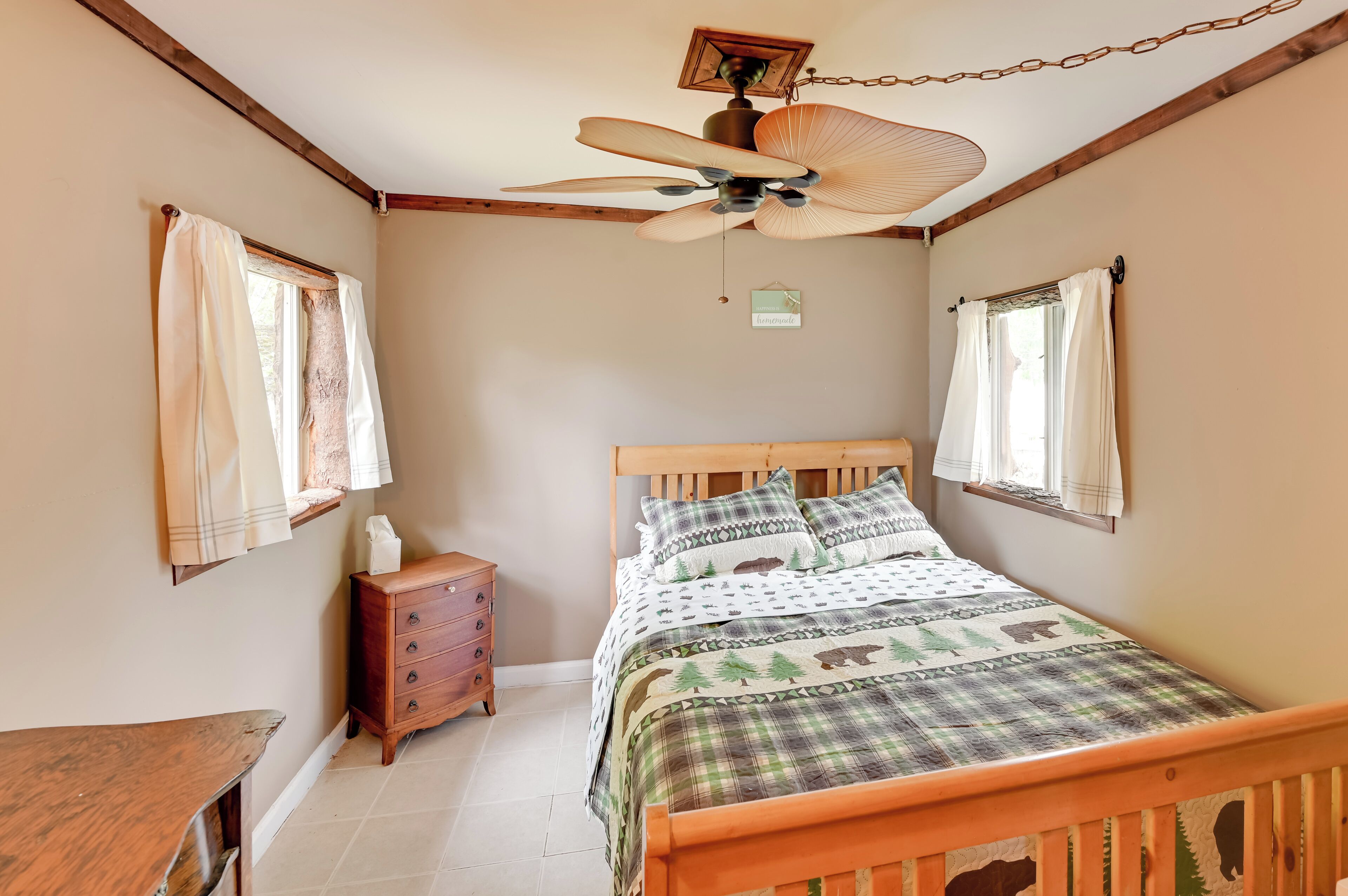 1 bedroom, desk, internet, bed sheets