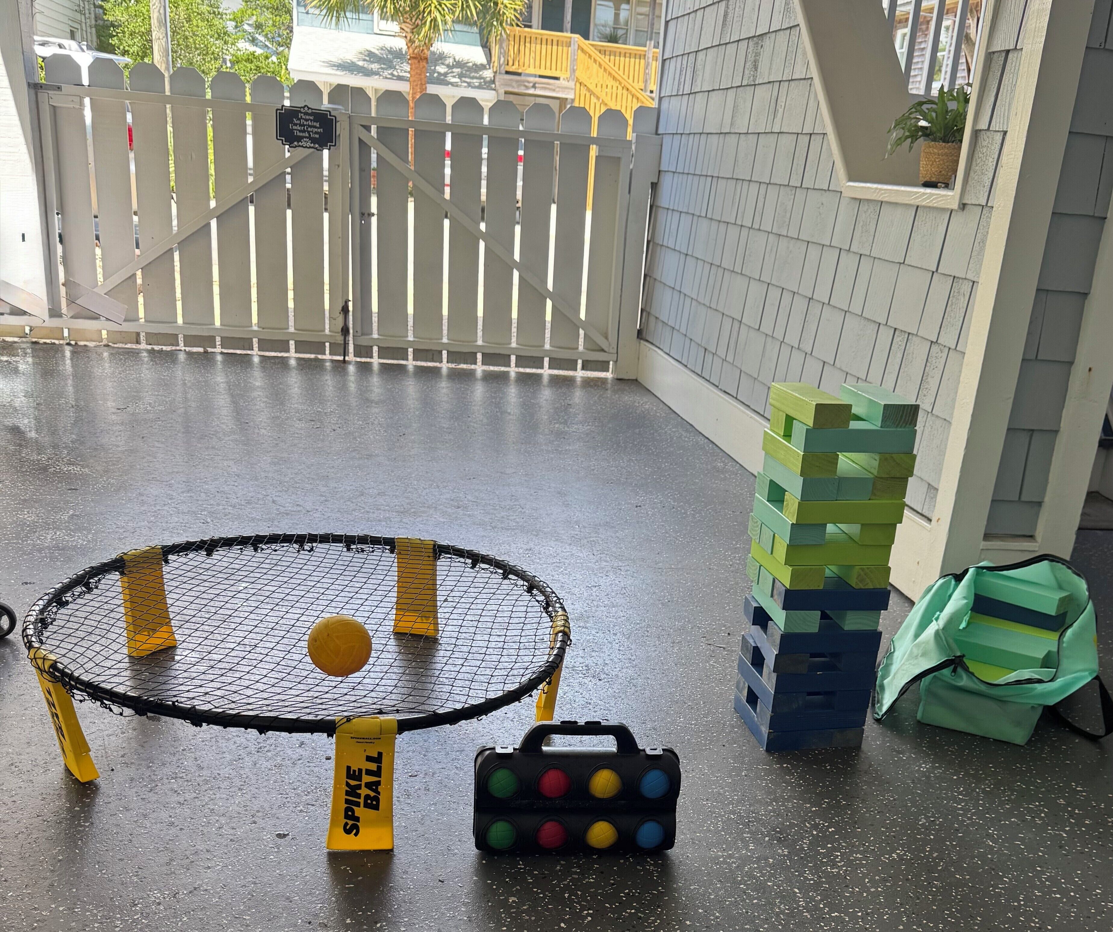 Un trampolí amb xarxa, un semàfor i una pila de blocs.