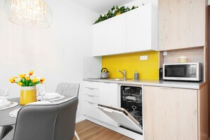 Micro-ondes, lave-vaisselle, cafetière/bouilloire